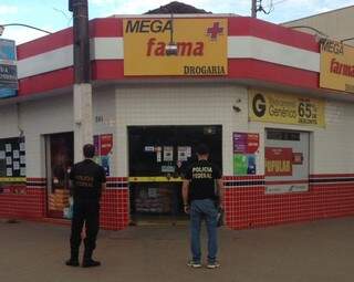 Policiais federais em frente à farmácia investigada na Operação Tarja Preta (Foto: Divulgação)
