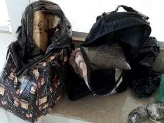 Drogas escondidas nas mochilas que a adolescente carregava (Foto: Divulgação/PRF)