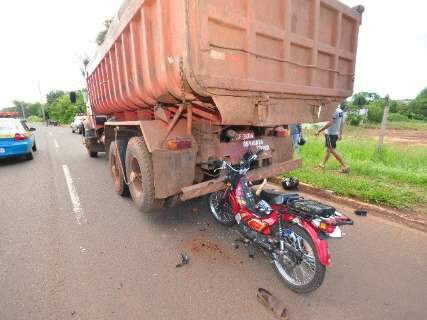 Pedreiro morre ao bater moto em caminhão parado na Guaicurus