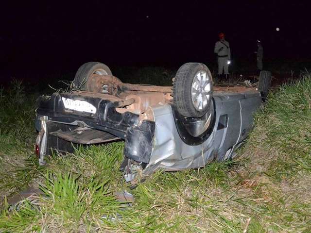 Mulher de 21 anos morre ap&oacute;s ve&iacute;culo capotar v&aacute;rias vezes em rodovia
