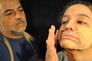 O maquiador criando os efeitos no rosto da modelo (Foto: Arquivo pessoal)