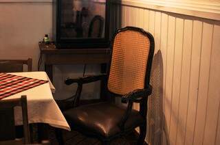 Cadeira fica em um ambiente especial do bar. (Foto: Alcides Neto)