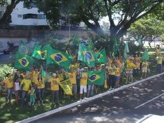Movimento Reaja Brasil faz adesivagem em frente ao Obelísco, na avenida Afonso Pena (Foto: Alan Nantes)
