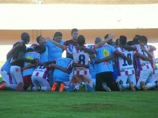 O time chapadense agradecendo pela vitória no final da partida. (Foto: Marcos Ermínio) 