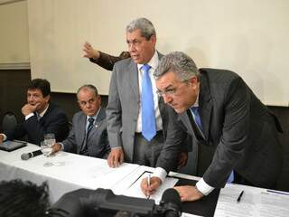 Ministro Alexandre Padilha (à direita) assina convênios na Capital. (Foto: Minamar Júnior)