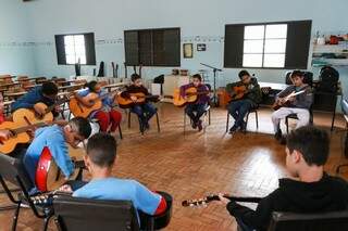Alunos durante oficina de violão. (Foto: Henrique Kawaminami)