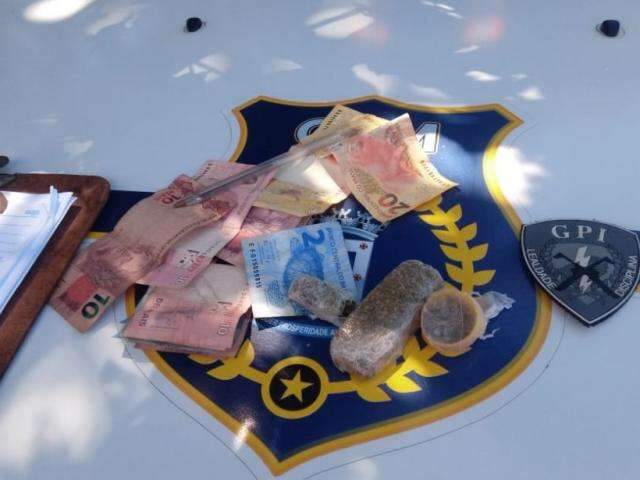 C&acirc;meras flagram tr&aacute;fico na Pra&ccedil;a Ary Coelho e tr&ecirc;s v&atilde;o parar na delegacia 