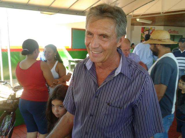 Em Sidrol&acirc;ndia, candidato do PSDB vota ao lado da mulher e da neta