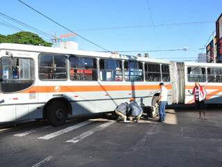 Moto foi parar embaixo do ônibus. (Foto: João Garrigó)