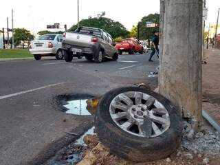 Strada atingiu poste após atropelar motociclista e colidir contra dois carros. (Foto: Humberto Marques)