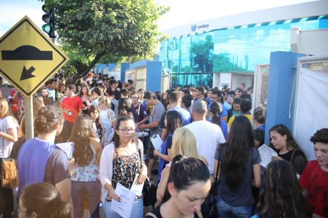Estudantes usam &ldquo;tempo b&ocirc;nus&rdquo; e deixam prova nos &uacute;ltimos minutos