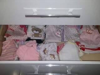Gavetas de cômoda em casa de casal, já com roupas de bebê arrumadas. (Foto: Divulgação/ Polícia Civil)