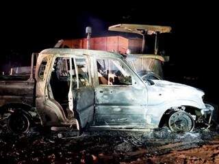 Caminhonete e trator queimados por terroristas paraguaios em uma fazenda perto da fronteira (Foto: ABC Color)