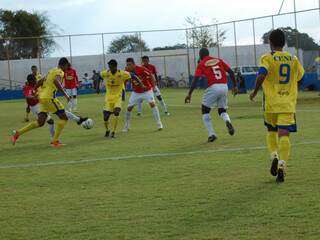 Equipes se enfrentam durante o Estadual 2011. (Foto: Simão Nogueira)