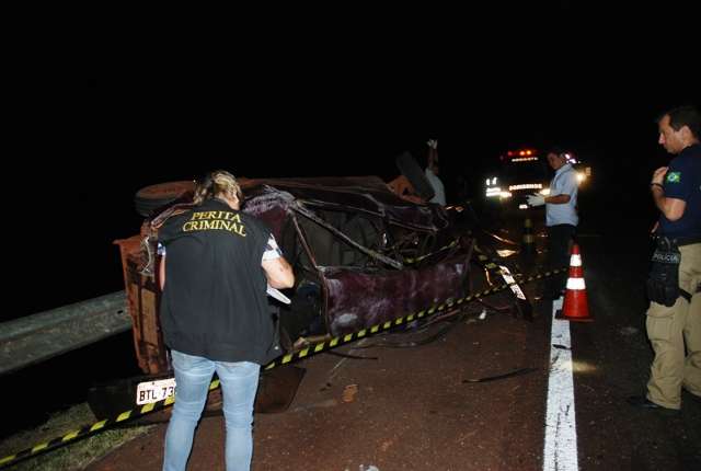 Criança e três adultos morrem depois de carro capotar na BR-267