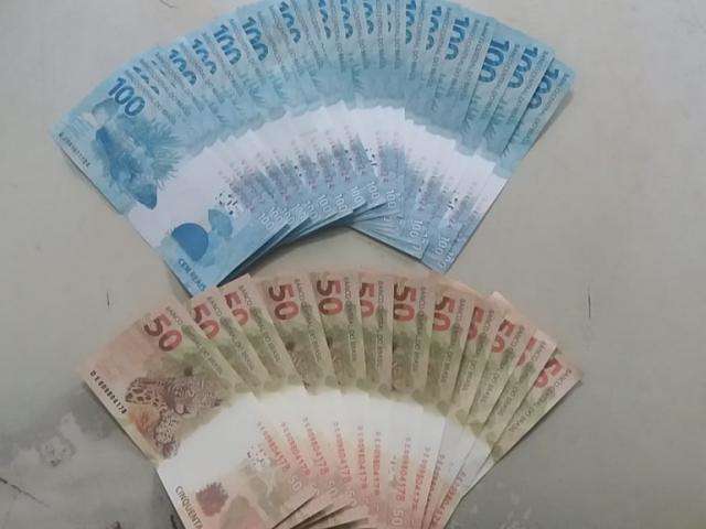 Homem &eacute; preso com R$ 2,7 mil em notas falsas ao fazer compras