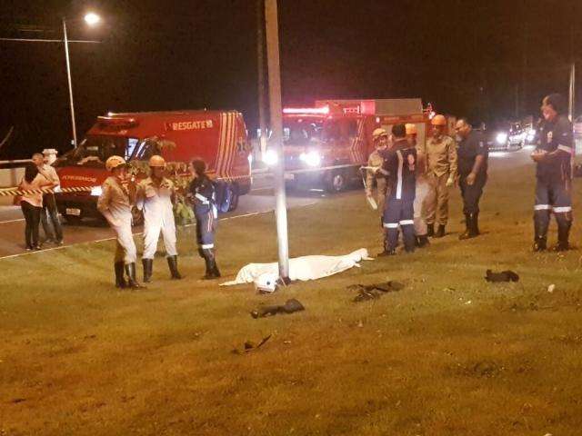 Em &lsquo;zigue-zague&rsquo;, jovem bate em dois carros e morre na Duque de Caxias