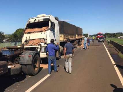 Colisão entre caminhões causa 2º acidente e deixa família de MS ferida