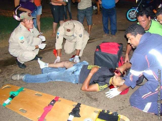  Em Tr&ecirc;s Lagoas, motociclista fica ferido ao bater em carro&ccedil;a