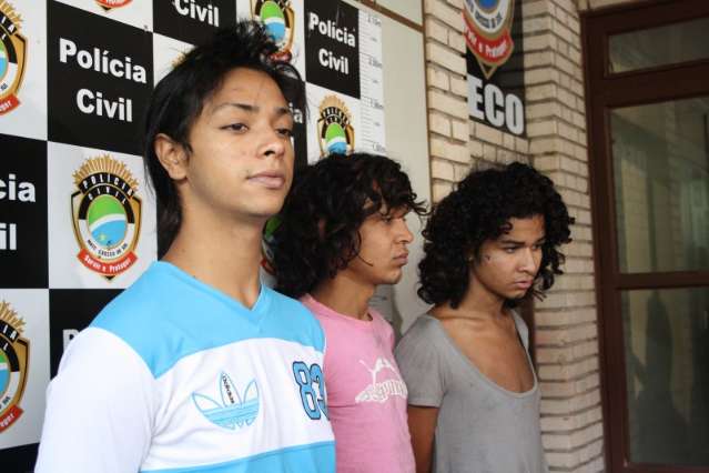 Tr&ecirc;s travestis roubaram corrente avaliada em R$ 85 mil, diz pol&iacute;cia