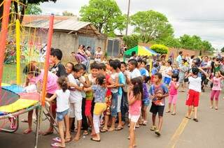 Dezenas de crianças participam da festa, que foi montada na rua. (Foto: Rodrigo Pazinato)