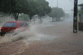 Ruas começam a ficar tomada pela água nos bairros Santo Antônio e Imá (Foto: Marcos Ermínio)