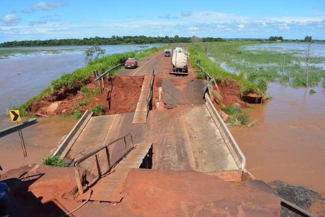 Tr&ecirc;s meses ap&oacute;s cair durante cheia do Rio Amambai, ponte ser&aacute; reconstru&iacute;da