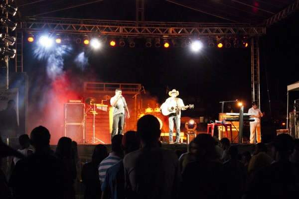  Shows locais atraem grande p&uacute;blico para a Festa do Peixe em Dourados 