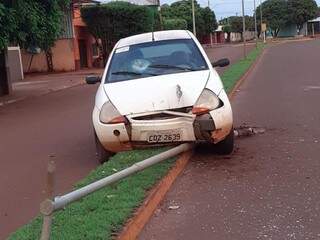 Para n&atilde;o deixar pai sair b&ecirc;bado, jovem pega carro, mas bate em poste