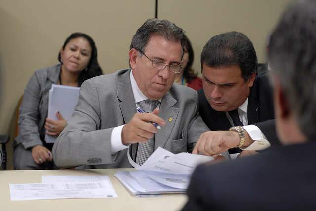  Giroto e Azambuja est&atilde;o preocupados com licita&ccedil;&otilde;es da Copa