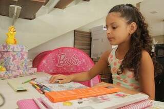 Lista de livros e apostilas para o ano todo chega a custar R$ 1,8 mil em escolas de Campo Grande (Foto: Marcos Ermínio)
