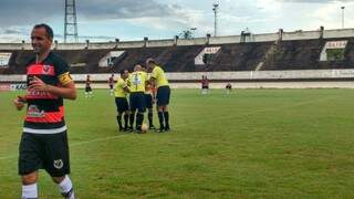 Partida está sendo disputada no estádio Morenão, em Campo Grande (Foto: Bruna Kaspary)
