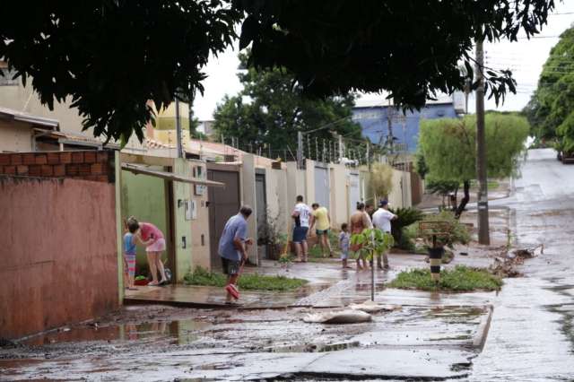 Depois da chuva, sobra servi&ccedil;o de limpeza na Rua do Livramento