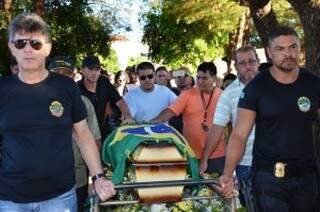 Policiais civis durante enterro de colega morto após tentativa de assalto. (Foto: Porã News)