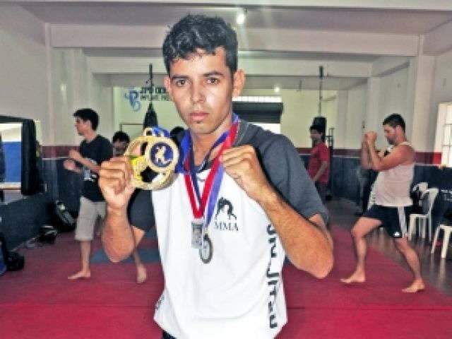  Corumbaense campe&atilde;o de Muay Thai morre em acidente 