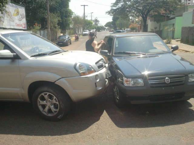  Com o segundo acidente do dia, moradores pedem sem&aacute;foro em cruzamento