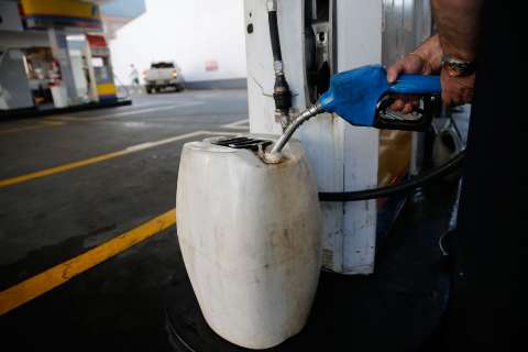 Petrobras reduz em 0,45% o preço da gasolina na refinaria