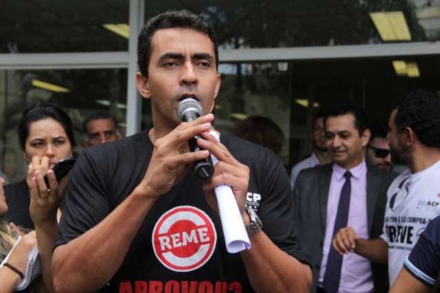 Professores iniciam campanha para prefeito vetar &quot;lei da morda&ccedil;a&quot;