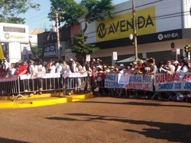 Desfile de 7 de Setembro &eacute; recebido com protesto de grevistas e moradores