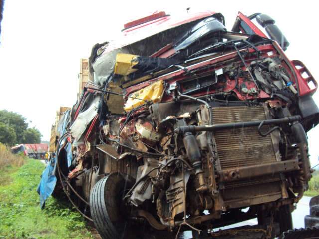  Motoristas saem ilesos de acidente entre duas carretas perto de Coxim