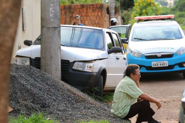 Motorista sem cinto de segurança fica ferido em colisão no Tijuca 2