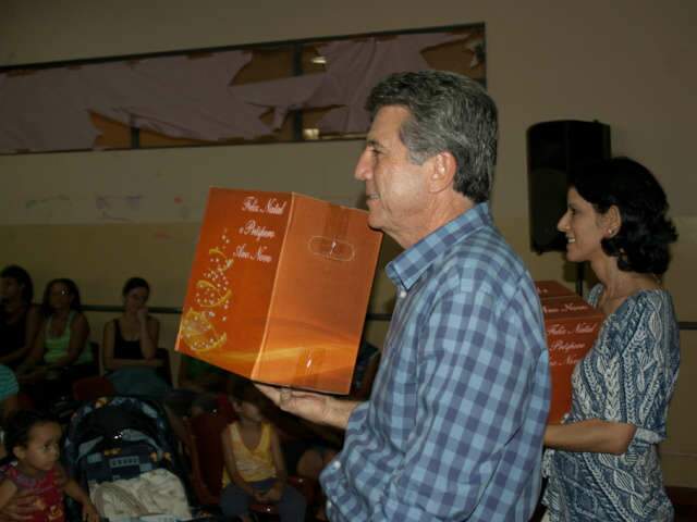  &Agrave;s v&eacute;speras do Natal, Prefeitura de Dourados entrega cestas a fam&iacute;lias carentes