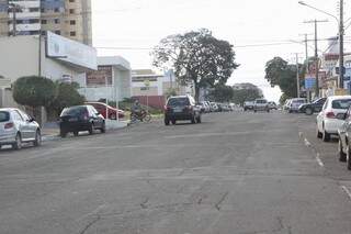 Na rua Bahia, motoristas precisam dobrar a atenção porque na rua não há sinalização para separação das faixas. (Foto: Cleber Gellio)