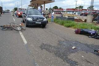 Carro, moto e bicicleta envolvidas em acidente (Foto: Simão Nogueira)