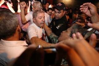 Populares tentaram conversar e tirar fotos com o ex-presidente (Foto: Marcelo Victor)