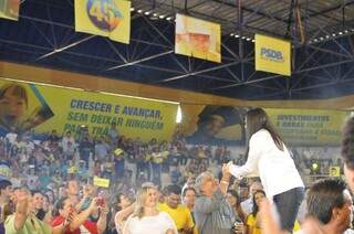 Rose cumprimentando o público durante a convenção do PSDB, no dia 30 de julho (Foto: Alcides Neto/Arquivo)
