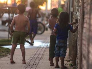 Crianças descalças e sozinhas na rua (Foto: Marcos Ermínio)