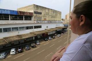 A camareira Cristimaira observa a movimentação de interdição do antigo terminal rodoviário. (Foto:Gerson Walber)
