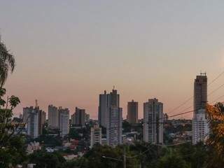 Campo Grande terá dia de céu parcialmente nublado e umidade relativa do ar baixa, conforme prevê o Inmet. (Foto: Henrique Kawaminami)