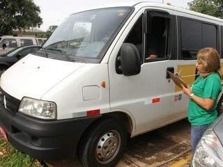 Fiscais do Detran fazem a vistoria nas vans e carros usados no transporte escolar (Foto: Detran-MS/Divulgação)
